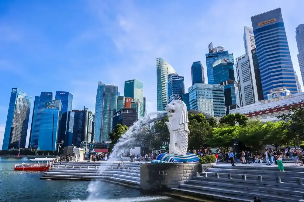The Merlion with the Singapore skyline